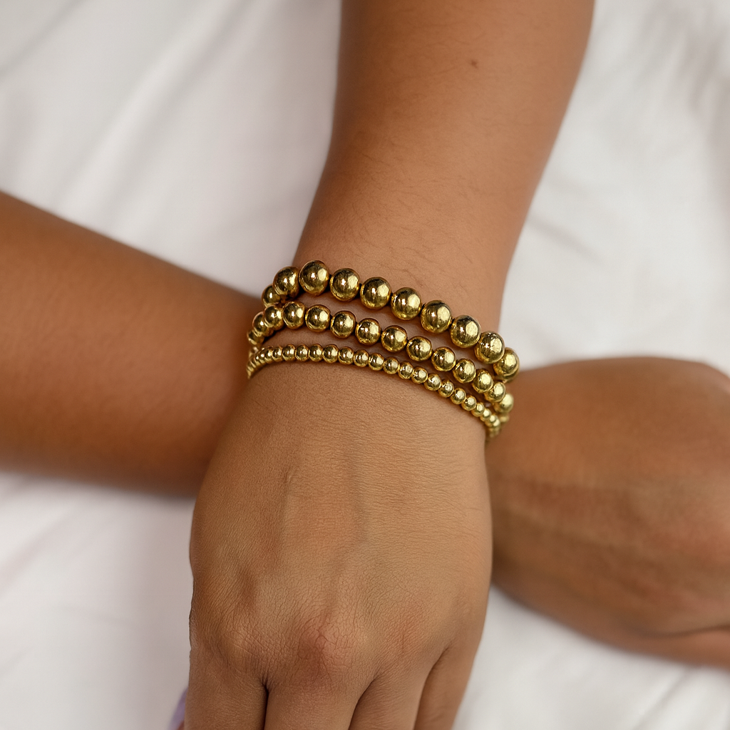 Set de pulseras doradas